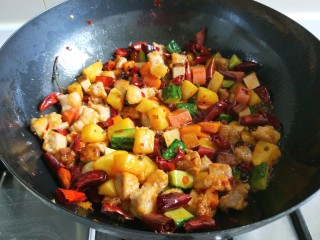 13、家常辣子肉丁,加入3克味精，2克盐。50克花生米，翻炒均匀即可