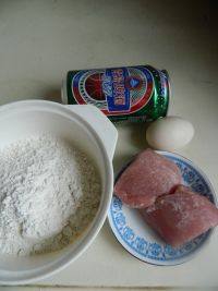 1、炸酥肉,准备好所有的食材