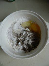 2、炸酥肉,面粉，淀粉，鸡蛋，五香粉，盐混合