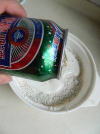 3、炸酥肉,加入150毫升啤酒