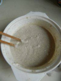 4、炸酥肉,再加入50毫升清水混合拌均匀成为面浆