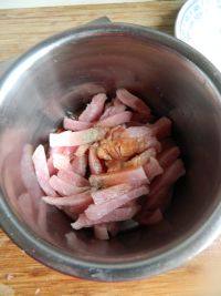 5、炸酥肉,里脊肉切小指粗条加入盐，糖，料酒，胡椒粉，生抽腌拌15分钟