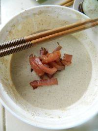 6、炸酥肉,腌制好的肉条放入面浆中蘸裹