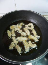 7、炸酥肉,锅中油烧热，放入肉条