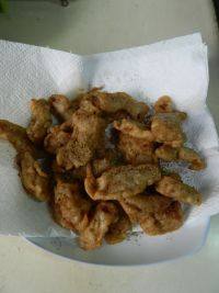11、炸酥肉,金黄后捞出沥油，可以撒上一些花椒粉食用