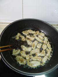 8、炸酥肉,中火炸制颜色发白微黄