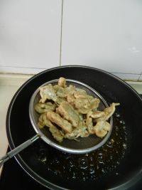 9、炸酥肉,然后捞出沥油，开大火