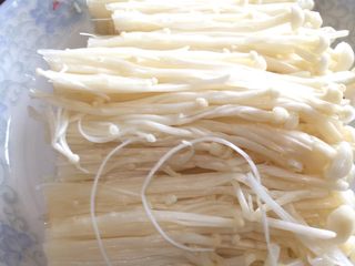 2、清蒸金针肥牛卷,食材:金针菇清洗后切除根部。