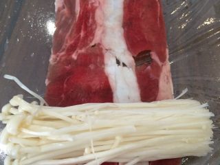 5、清蒸金针肥牛卷,横放金针菇。