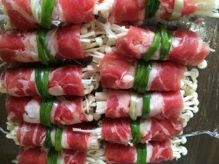 7、清蒸金针肥牛卷,用香葱(韭菜)扎起来。