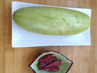 1、酸酸甜甜就是我――醋溜西葫芦,准备食材，这道菜之所以简单易学超级快手，就是因为所需的食材真的超级少。