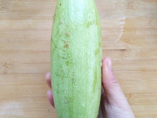 2、酸酸甜甜就是我――醋溜西葫芦,将西葫芦洗干净。