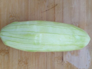 3、酸酸甜甜就是我――醋溜西葫芦,去皮，放到案板。