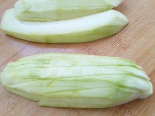 4、酸酸甜甜就是我――醋溜西葫芦,将西葫芦切成厚1.5厘米左右，宽一厘米左右，长三厘米左右的小块。