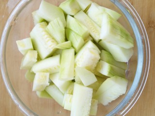 5、酸酸甜甜就是我――醋溜西葫芦,将西葫芦切好放置备用。