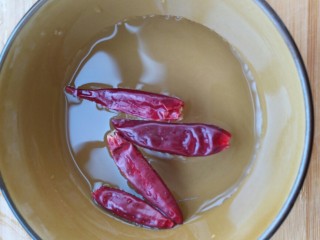 6、酸酸甜甜就是我――醋溜西葫芦,清洗干辣椒。