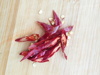 7、酸酸甜甜就是我――醋溜西葫芦,将辣椒切成1.5毫米左右的细丝。