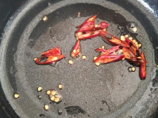 9、酸酸甜甜就是我――醋溜西葫芦,放入辣椒丝。