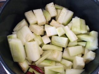 11、酸酸甜甜就是我――醋溜西葫芦,将切好的西葫芦放入锅中，发大火爆炒。