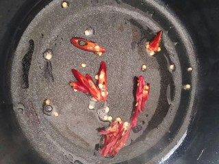 10、酸酸甜甜就是我――醋溜西葫芦,等到油稍微呈现红色，辣椒的籽稍黄，能明显闻到辣椒的味道的时候，就可以加入西葫芦了。