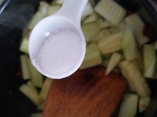 12、酸酸甜甜就是我――醋溜西葫芦,加入半勺盐。