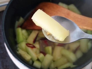 15、酸酸甜甜就是我――醋溜西葫芦,西葫芦变黄、变软的时候就可以出锅啦！