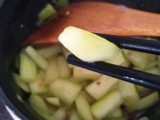 16、酸酸甜甜就是我――醋溜西葫芦,关火装盘。