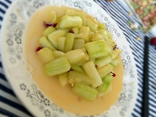 17、酸酸甜甜就是我――醋溜西葫芦,装盘，一盘酸酸甜甜还捎带着辣的醋溜西葫芦就完工啦！