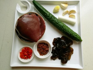 1、鱼香猪肝,准备食材，猪肝，泡发好的木耳，黄瓜，豆瓣酱，剁椒，葱姜蒜。