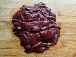 2、鱼香猪肝,猪肝去筋膜，切成大约3亳米厚的片。