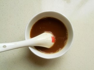 8、鱼香猪肝,再调制一碗料汁，在碗中加入3茶匙酱油，2茶匙香醋，2茶匙白糖，1茶匙料酒，1茶匙淀粉，少许清水调匀成碗汁。