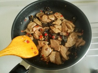 14、鱼香猪肝,快速翻炒均匀。