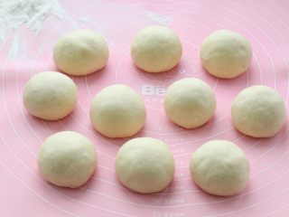 4、发面红糖饼,将面团取出揉匀排气，分成约50克一个的面剂子， 揉圆后覆盖保鲜膜松弛10－15分钟