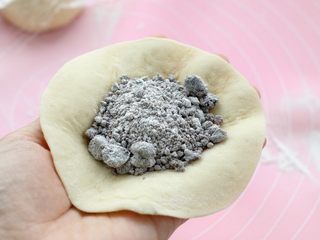 7、发面红糖饼,然后放上适量的红糖馅料