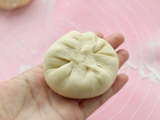 8、发面红糖饼,像包包子一样捏紧收口，不要留有缝隙哦！