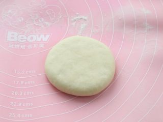 9、发面红糖饼,再将包好馅料的饼胚翻过来，收口朝下轻轻按扁