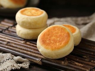 12、发面红糖饼,一款外酥里软的发面红糖饼就做好了，趁热吃着太美味了！