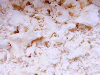 1、麻薯欧包,将高筋面粉、全麦粉、白糖、牛奶、鸡蛋、酵母用筷子搅成絮状！面粉不要一次全加完，留几十克，根据自己面粉的吸水性慢慢加，防止面团过稀或者过厚！