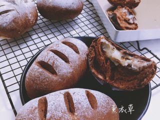 13、麻薯欧包,在一般面包房都没有卖的，你喜欢吃的话一定要学会做这款外脆里软的麻薯欧包噢！做好了可以密封放冰箱保存几天，暂时不吃可以冷冻，吃的时候再提前拿出来，常温后用微波炉微微热一下，随时在家就能吃这么美味的欧包实在是太棒啦！