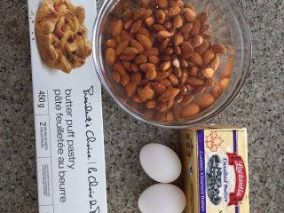 1、国王派（galette des rois）,准备食材如上：杏仁，鸡蛋，黄油，派皮（派皮和黄油，鸡蛋提早拿出了，放到室温）