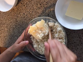 7、国王派（galette des rois）,放糖先搅拌然后放人室温一样软的黄油搅拌