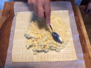 14、国王派（galette des rois）,拿勺子把馅料摊开