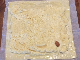 18、国王派（galette des rois）,放入一杏仁当蚕豆