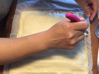 21、国王派（galette des rois）,按完边后，用把小刀按一手指的宽度划一小口