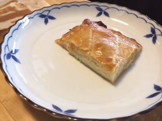 25、国王派（galette des rois）,等凉些就可以切块开吃喽！刚切就出来一股杏仁的香气！
