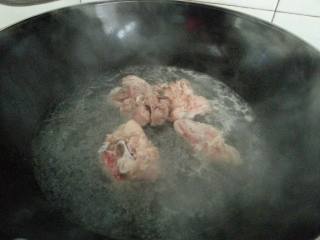 1、莲藕筒子骨汤,筒子骨过水，去腥，去血