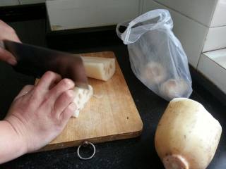 2、莲藕筒子骨汤,莲藕切块备用，撒少许盐腌制