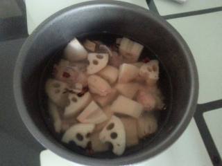 4、莲藕筒子骨汤,如图