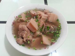 5、莲藕筒子骨汤,高压锅跳至保温后开锅，加入盐，再煲10分钟出锅。汤碗加入胡椒，盛汤，撒葱花。大功告成！