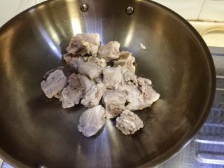 6、辣冬瓜排骨煲,炒锅烧热转中小火，煸干排骨表面水分，我厨房纸巾用完了怕排骨表面沾水遇油会溅所以锅中無放油，先煸干水分